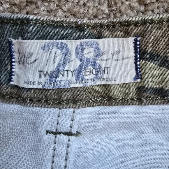 Free People We The Free Remy Camo Print
Cropped Pants - Picture 5 of 7